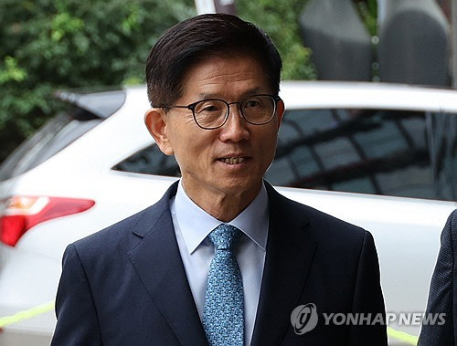 김문수 고용노동부 장관 후보자가 1일 인사청문회 준비사무실이 있는 서울 강남고용노동지청으로 출근하고 있다. [연합뉴스]